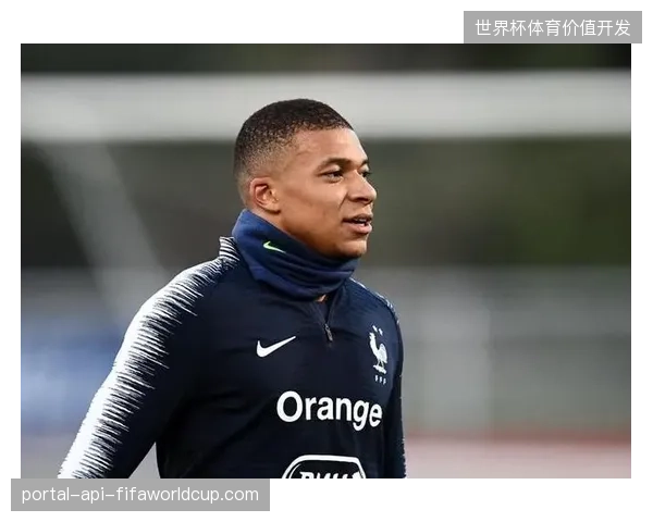 姆巴佩携赛季42球的恐怖火力叩关世界杯，德尚需激活琼阿梅尼的防守覆盖以平衡攻防